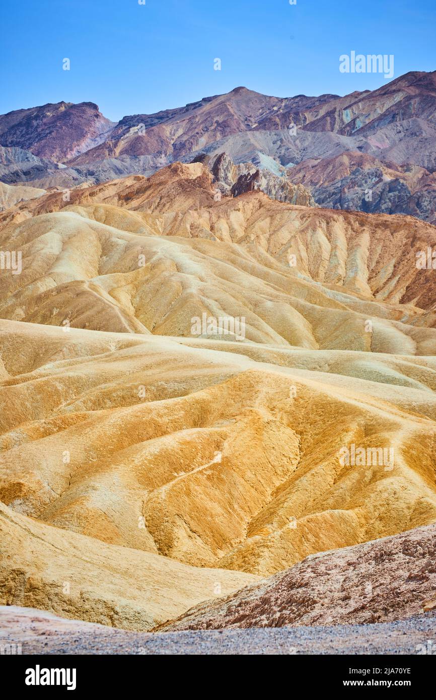 Farbenfrohe Sand- und Schotterwellen des legendären Zabriskie Point Stockfoto