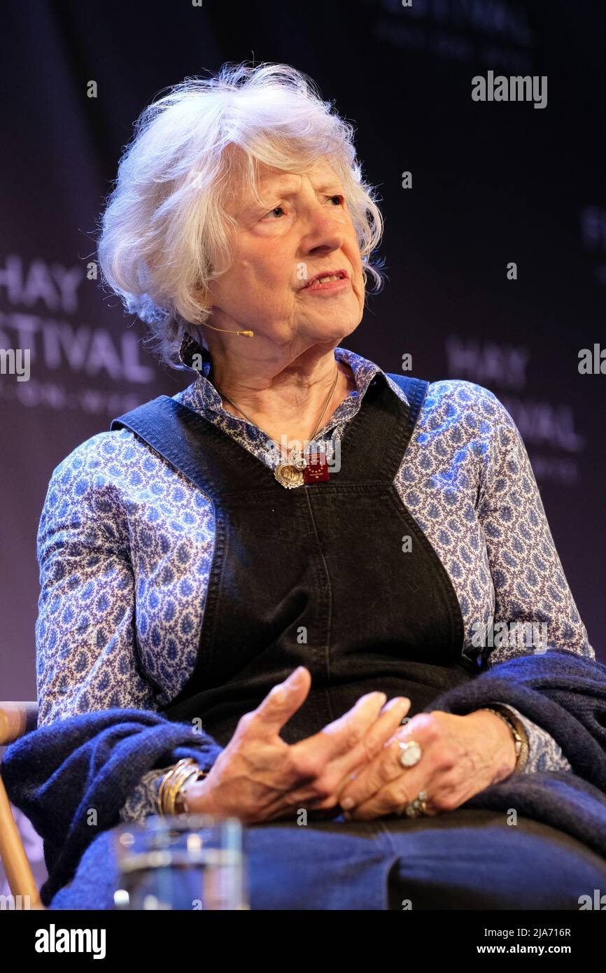 Hay Festival, Hay on Wye, Wales, Großbritannien – Samstag, 28.. Mai 2022 – Carmen Callil, Gründerin von Virago Talking Qualitäten, auf der Bühne des dritten Tages des diesjährigen Hay Festivals – das ist das erste Mal, dass die Veranstaltung seit 2019 persönlich stattfindet. Das Hay Festival läuft bis zum 5.. Juni 2022. Foto Steven May / Alamy Live News Stockfoto