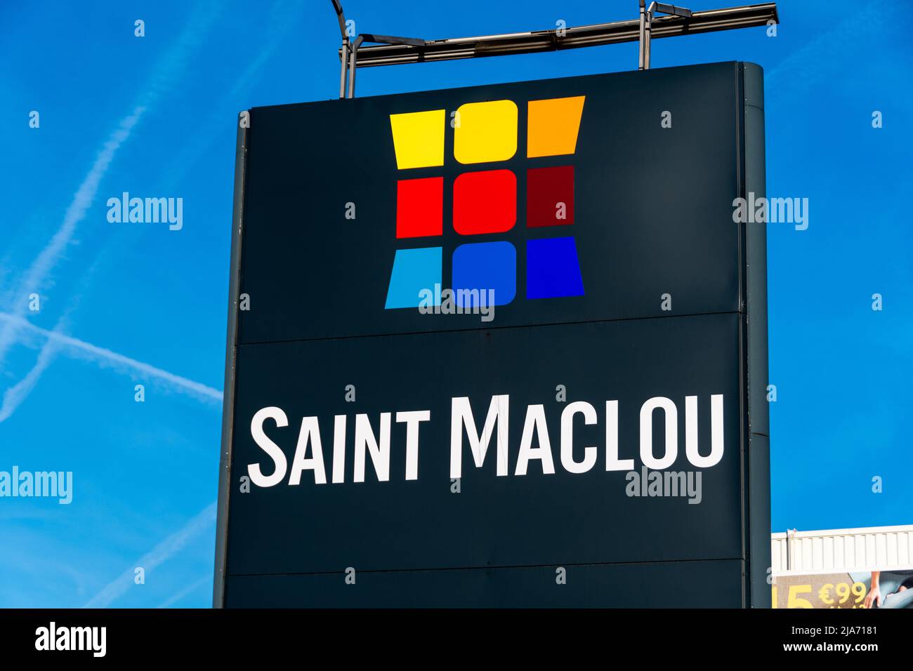 Schild eines Ladens in Saint-Maclou. Saint-Maclou ist ein französisches Unternehmen, das sich auf die Dekoration von Wänden, Böden und Fenstern spezialisiert hat Stockfoto