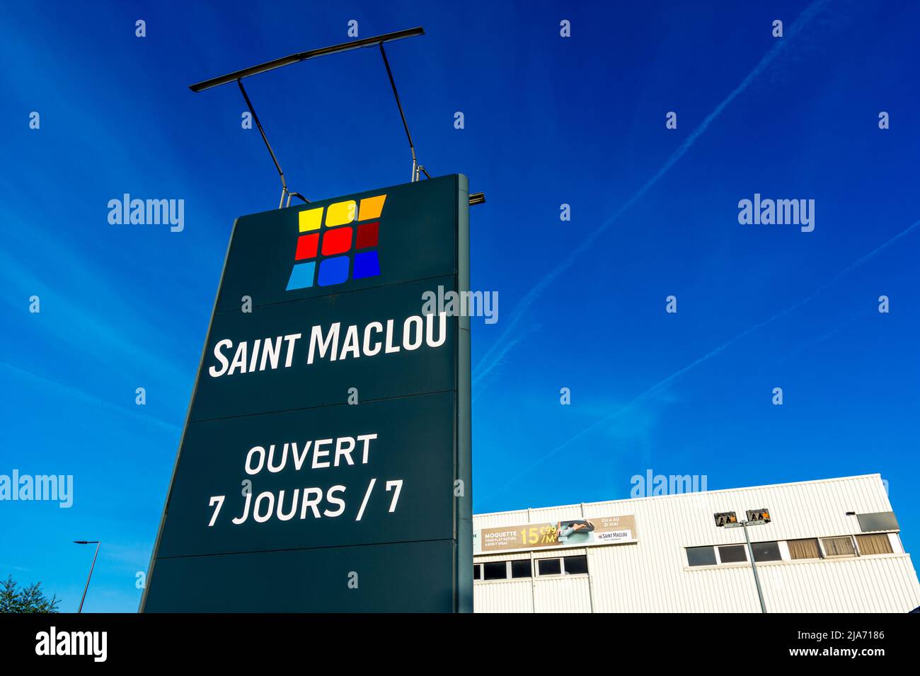 Schild eines Ladens in Saint-Maclou. Saint-Maclou ist ein französisches Unternehmen, das sich auf die Dekoration von Wänden, Böden und Fenstern spezialisiert hat Stockfoto
