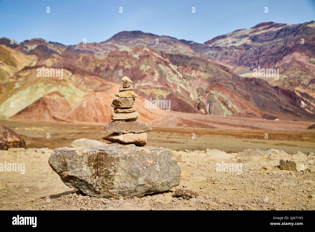 Cairn Stack of Rocks in Death Valley Artists Drive mit farbenfrohen Bergen Stockfoto