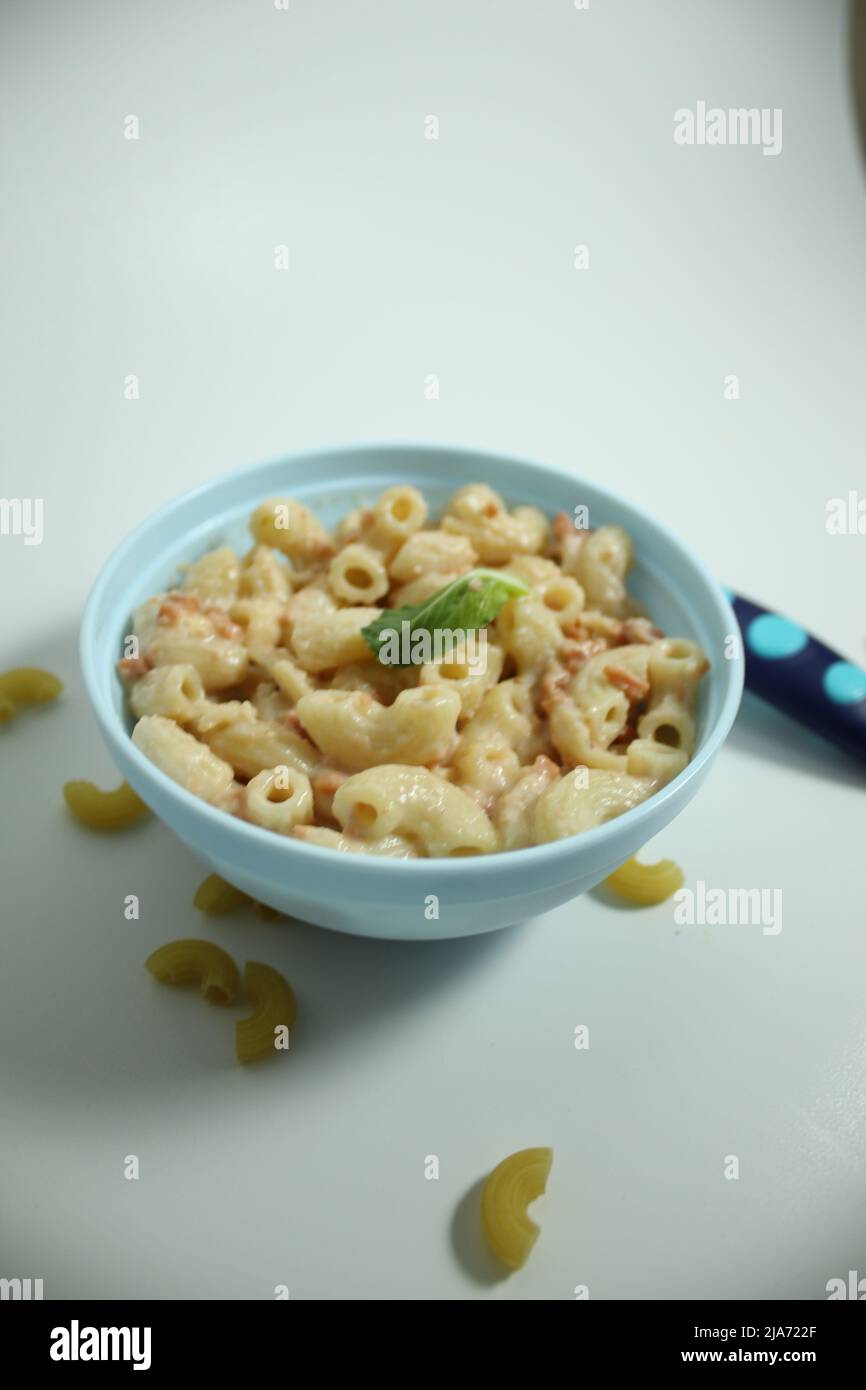 Makkaroni-Pasta auf Schüssel Stockfoto