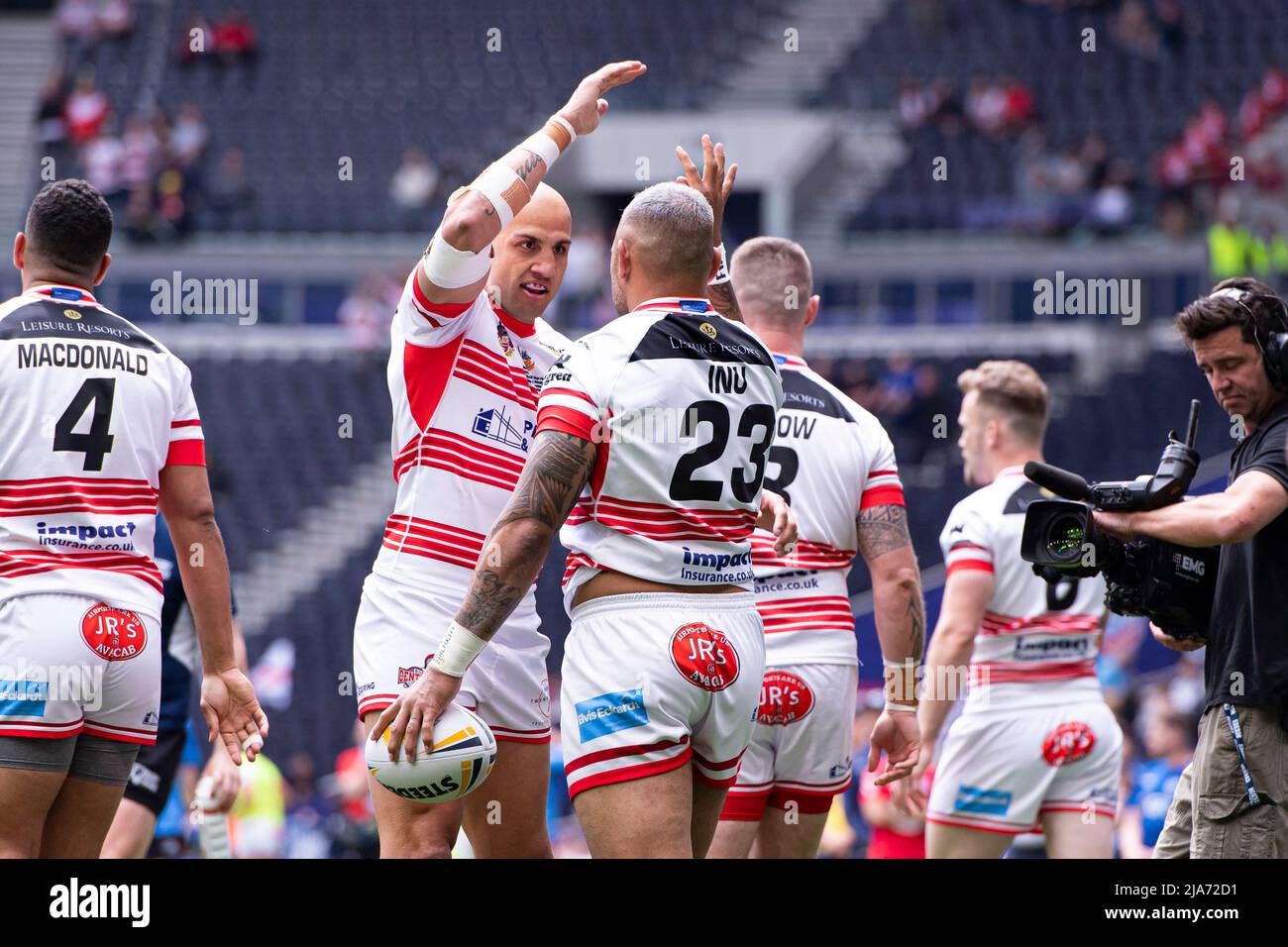 LONDON, GROSSBRITANNIEN. 28., Mai 2022. Krisnan Inu von Leigh Centurions feiert einen Versuch mit Teamkollegen während des ab Sundecks 2022 Cup Finales 1895 - Featherstone Rovers vs Leigh Centurions im Tottenham Hotspur Stadium am Samstag, den 28. Mai 2022. LONDON, ENGLAND. Kredit: Taka G Wu/Alamy Live Nachrichten Stockfoto