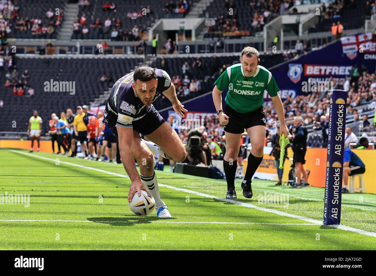 Craig Hall #4 von Featherstone Rovers versucht es am 5/28/2022 in London, Großbritannien. (Foto von Mark Cosgrove/News Images/Sipa USA) Stockfoto