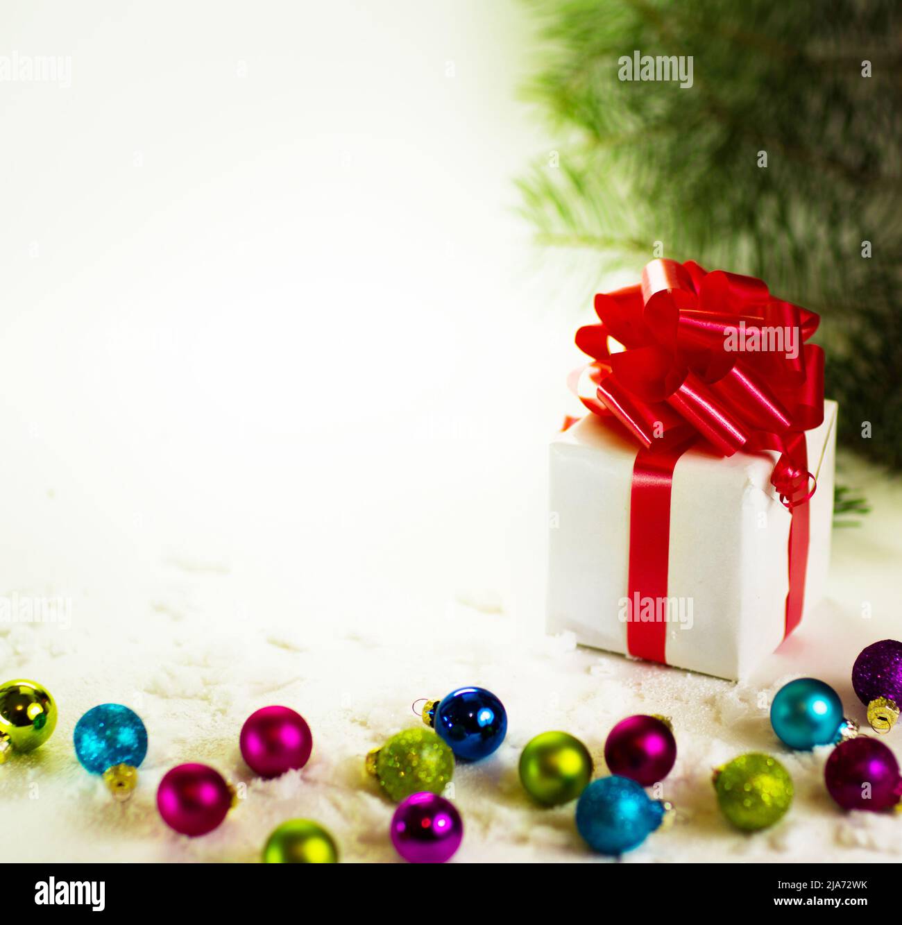 Geschenke auf weißem Hintergrund mit Weihnachtskugeln Stockfoto