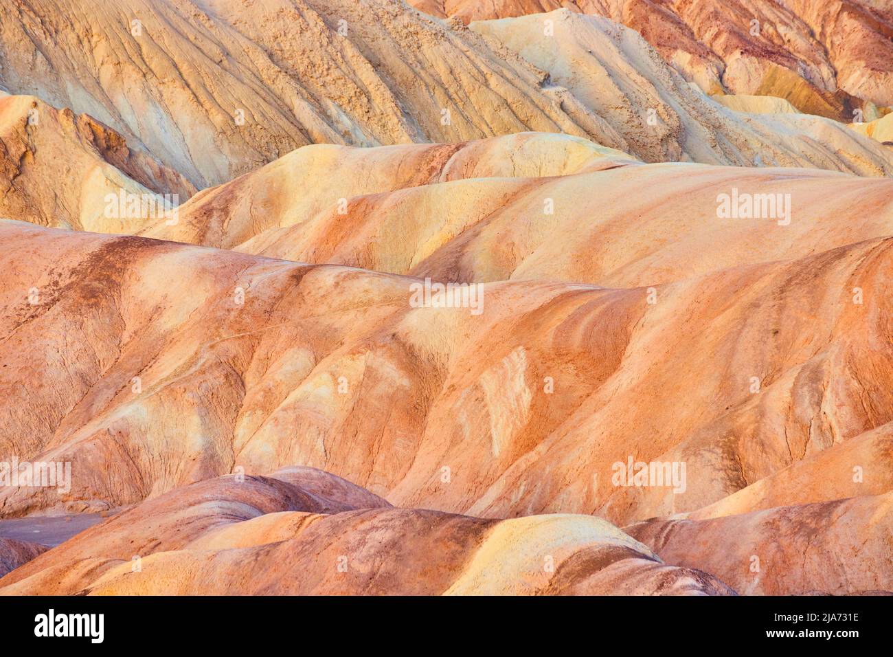 Detail von bunten Wellen in Wüstenbergen im Death Valley Stockfoto