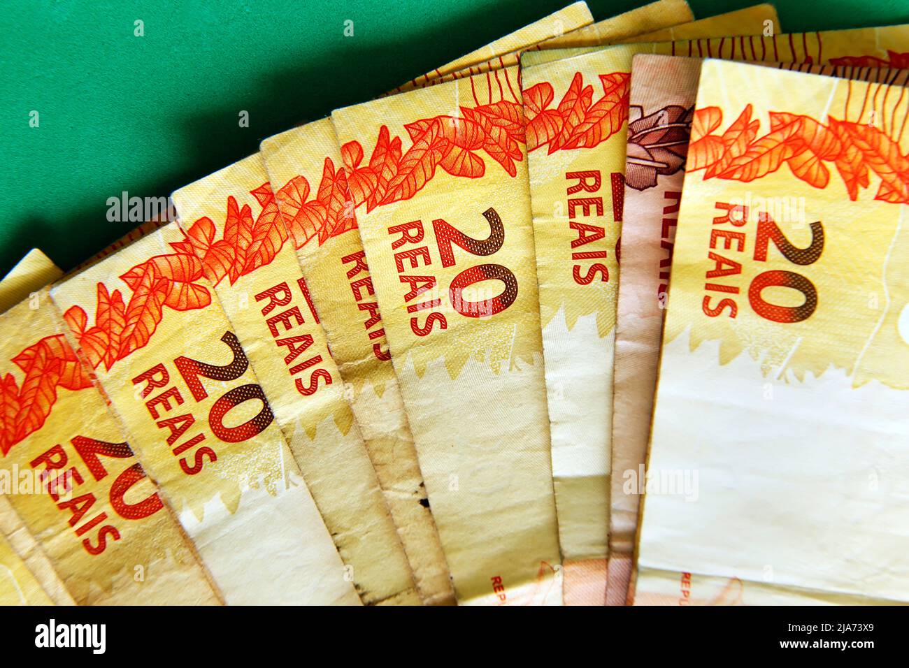 Mehrere brasilianische Echtgeldscheine - zwanzig Banknoten im Vordergrund Stockfoto