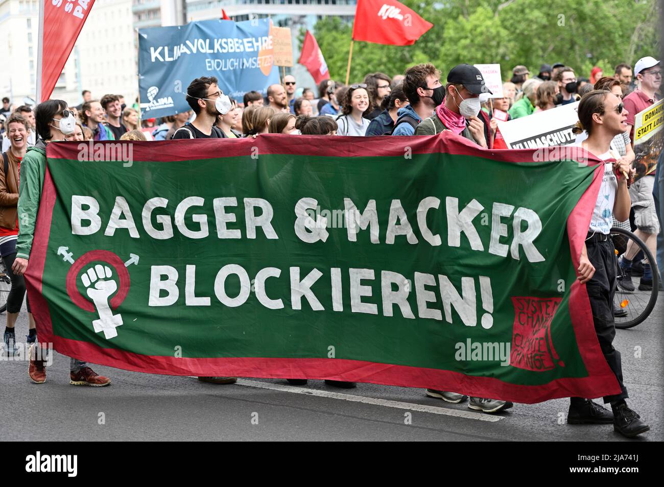 Wien, Österreich. 28.. Mai 2022. Demonstration von Klimagerechtigkeit statt konkreter Politik. Protest gegen die Autobahn Lobau. Quelle: Franz Perc/Alamy Live News Stockfoto