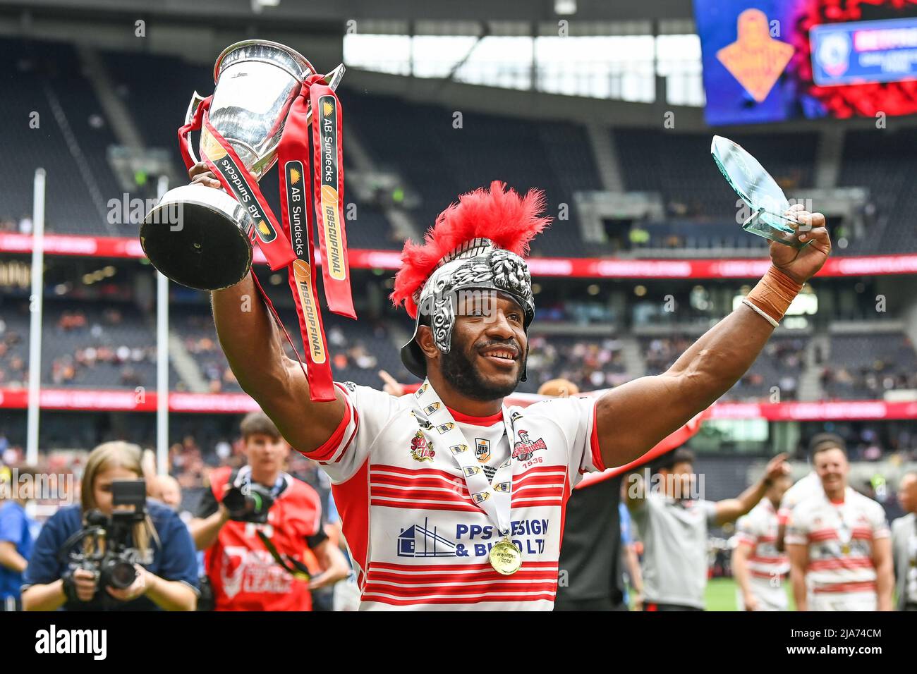 Edwin Ipape #21 von Leigh Centurions, feiert den Gewinn des ab Sundecks 1895 Cup Finales Stockfoto