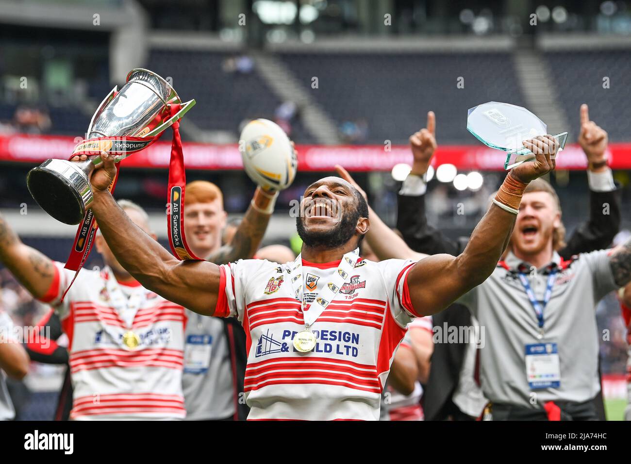 Edwin Ipape #21 von Leigh Centurions, feiern den Gewinn des ab Sundecks 1895 Cup Finales am 5/26/2022. (Foto von Craig Thomas/News Images/Sipa USA) Quelle: SIPA USA/Alamy Live News Stockfoto