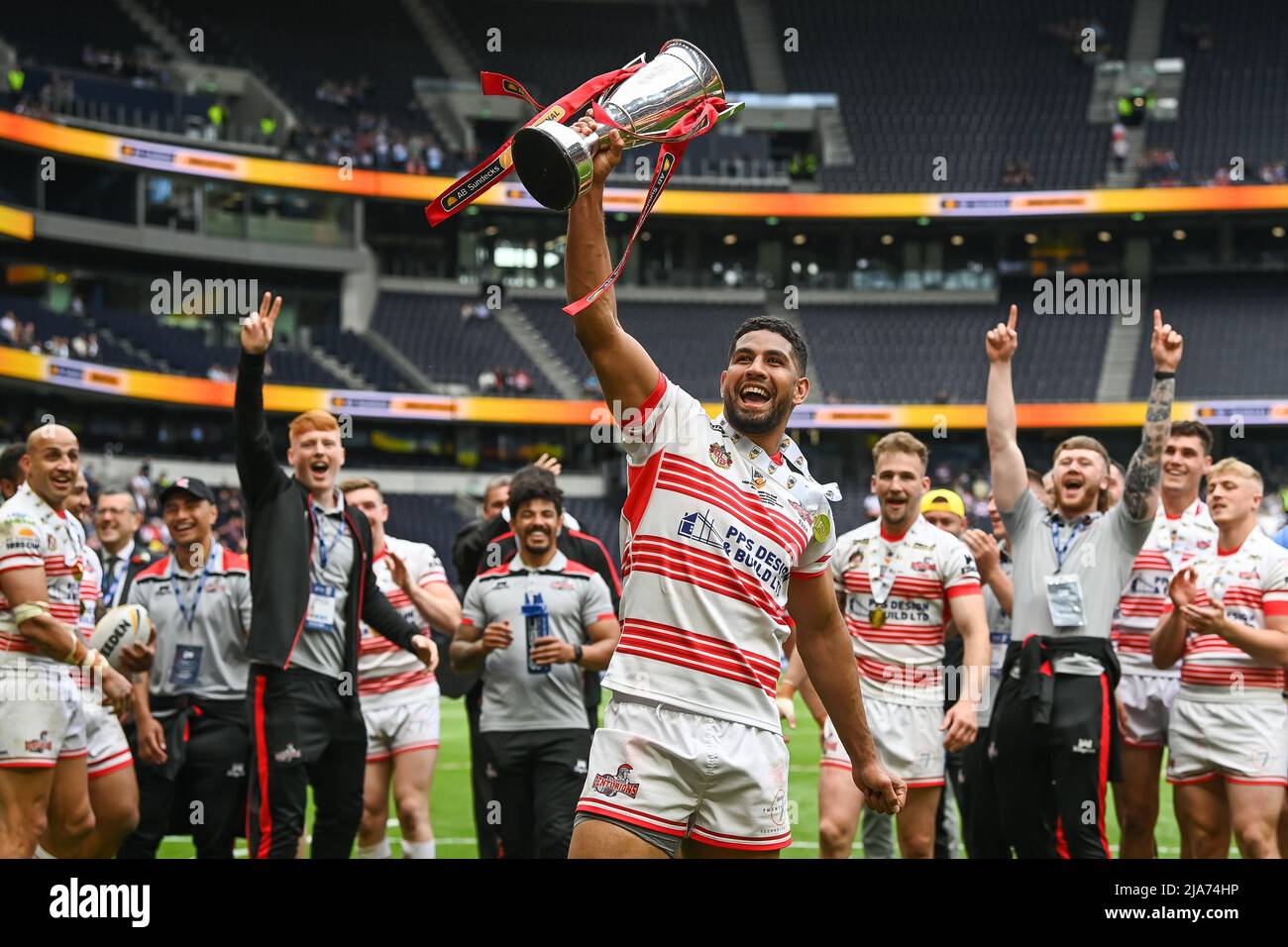 Bosam Macdonald #4 von Leigh Centurions feiern den Gewinn des ab Sundecks 1895 Cup Finales am 5/26/2022. (Foto von Craig Thomas/News Images/Sipa USA) Quelle: SIPA USA/Alamy Live News Stockfoto
