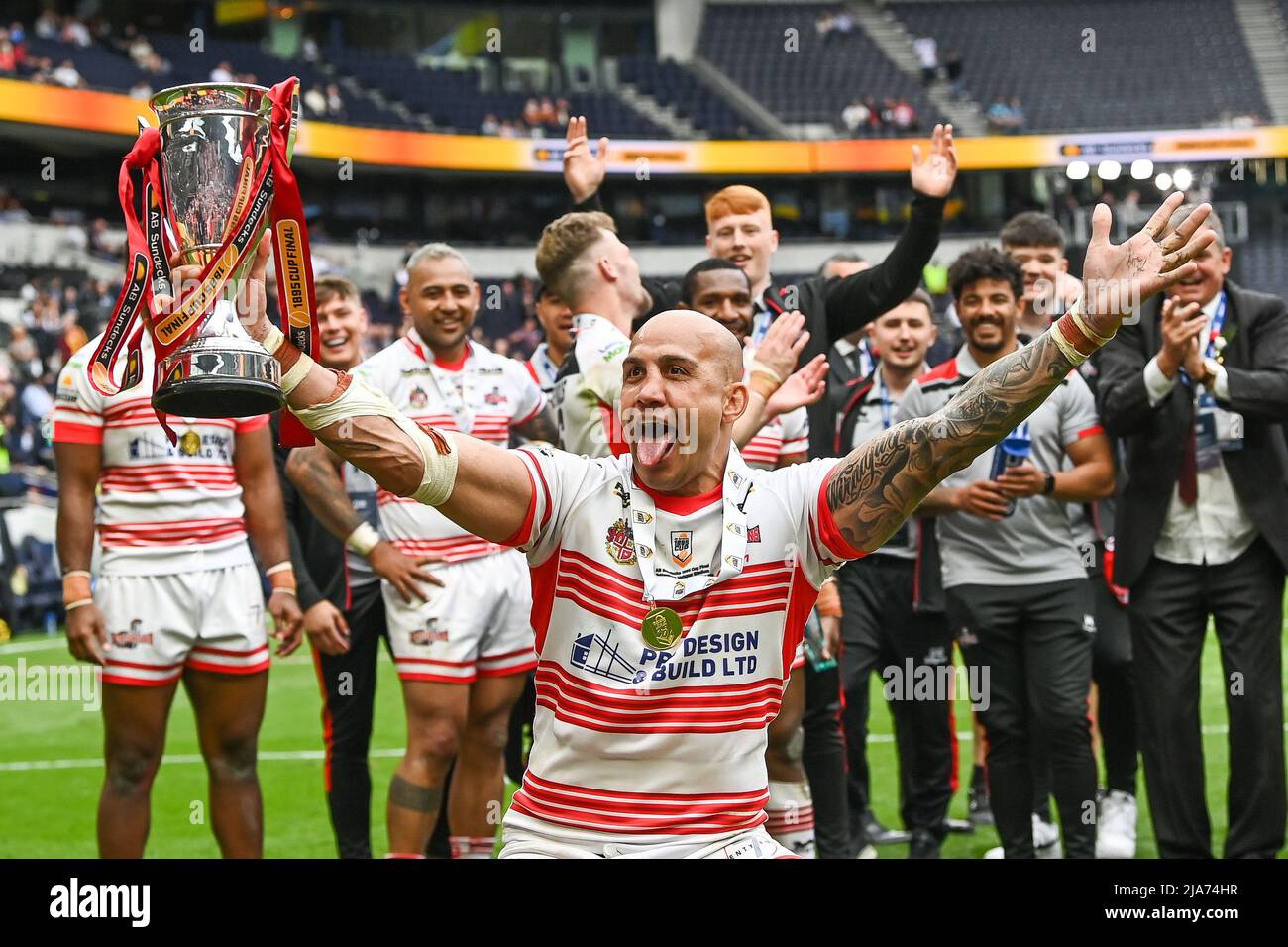 Blake Ferguson-Cowell #26 von Leigh Centurions, feiern den Gewinn des ab Sundecks 1895 Cup Finales am 5/26/2022. (Foto von Craig Thomas/News Images/Sipa USA) Quelle: SIPA USA/Alamy Live News Stockfoto