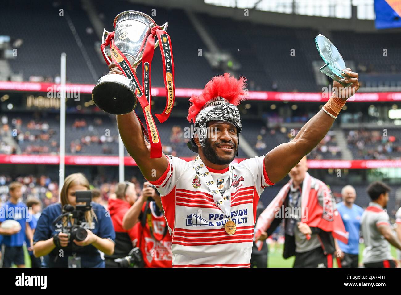 Edwin Ipape #21 von Leigh Centurions, feiern den Gewinn des ab Sundecks 1895 Cup Finales am 5/26/2022. (Foto von Craig Thomas/News Images/Sipa USA) Quelle: SIPA USA/Alamy Live News Stockfoto