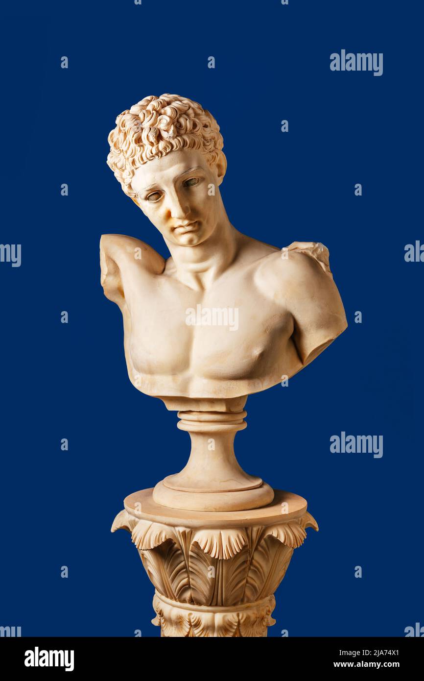 Alte Statue auf blauem Hintergrund. Minimales Kunstkonzept. Stockfoto
