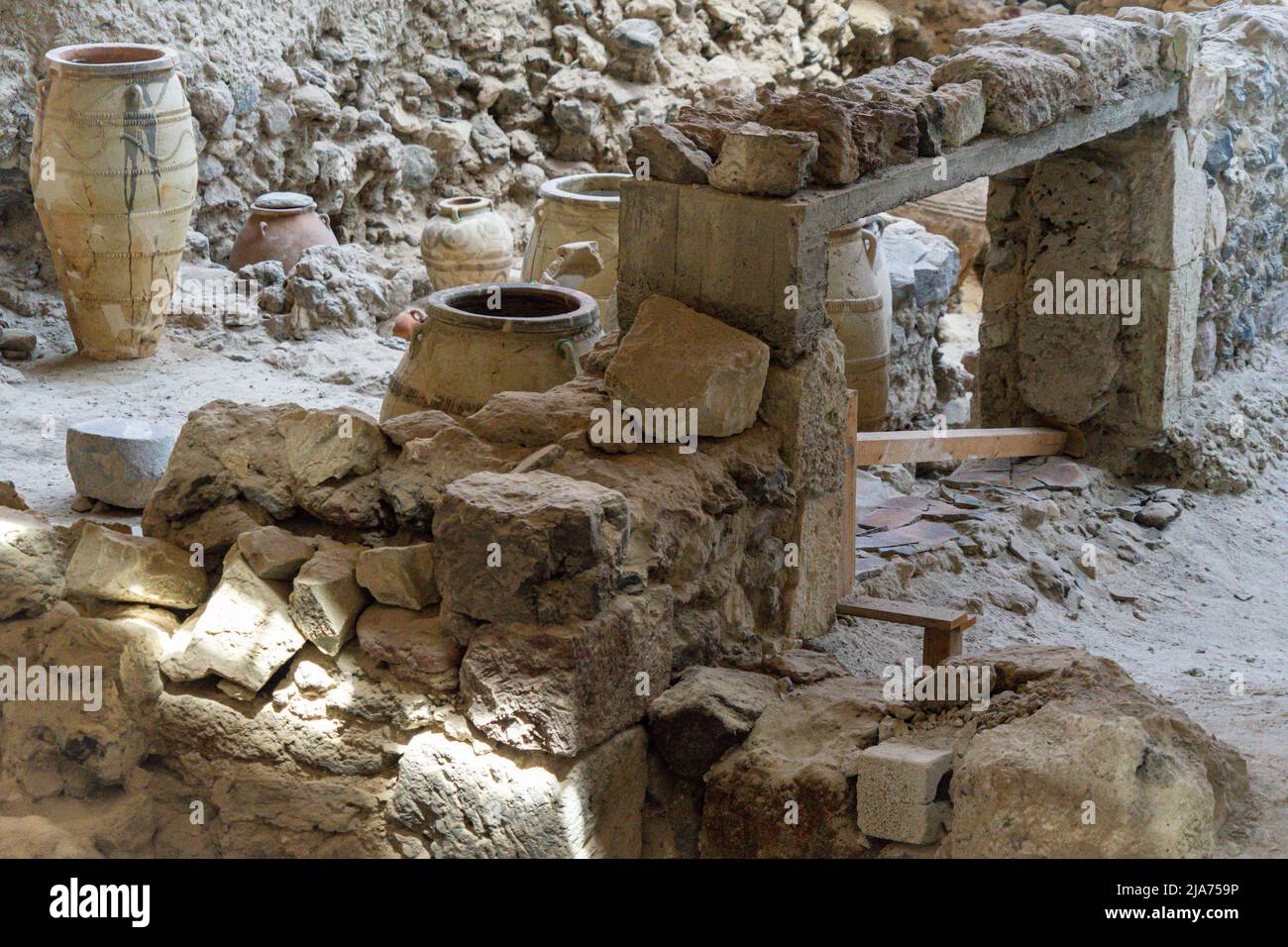 Eine Ausgrabungsstätte auf der Insel Santorini gräbt eine antike Stadt, die von einem Vulkanausbruch begraben wurde Stockfoto