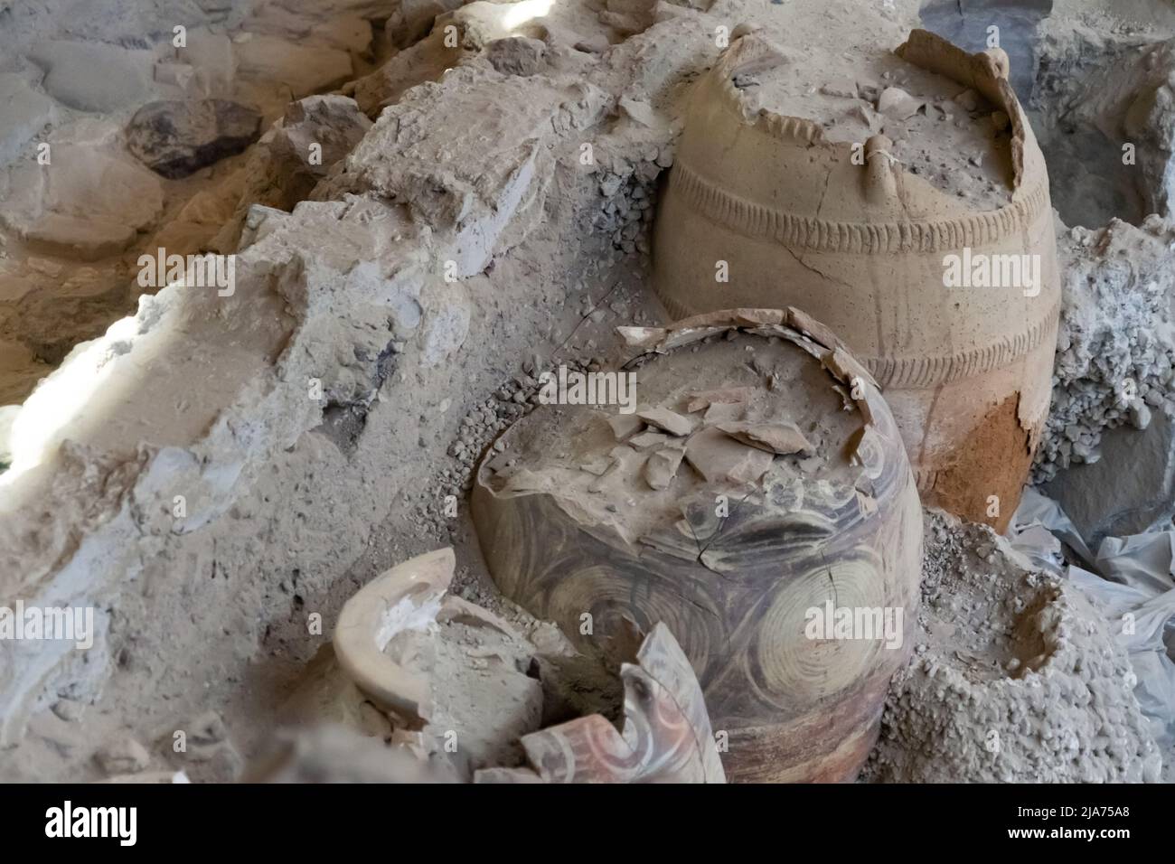 Eine Ausgrabungsstätte auf der Insel Santorini gräbt eine antike Stadt, die von einem Vulkanausbruch begraben wurde Stockfoto