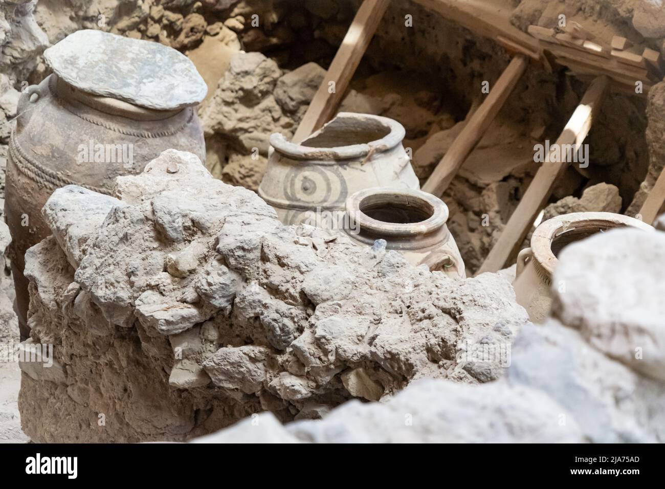 Eine Ausgrabungsstätte auf der Insel Santorini gräbt eine antike Stadt, die von einem Vulkanausbruch begraben wurde Stockfoto