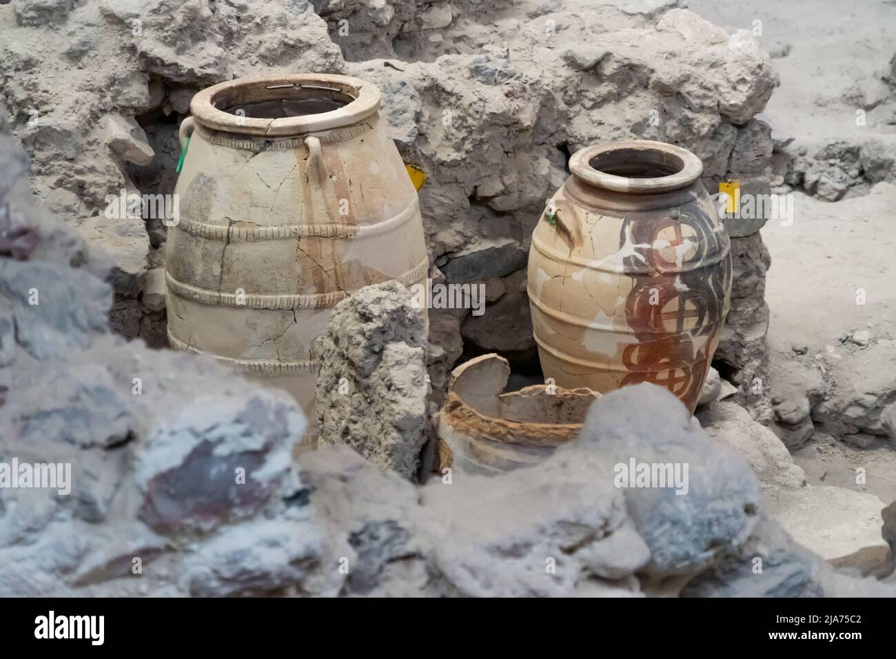 Eine Ausgrabungsstätte auf der Insel Santorini gräbt eine antike Stadt, die von einem Vulkanausbruch begraben wurde Stockfoto