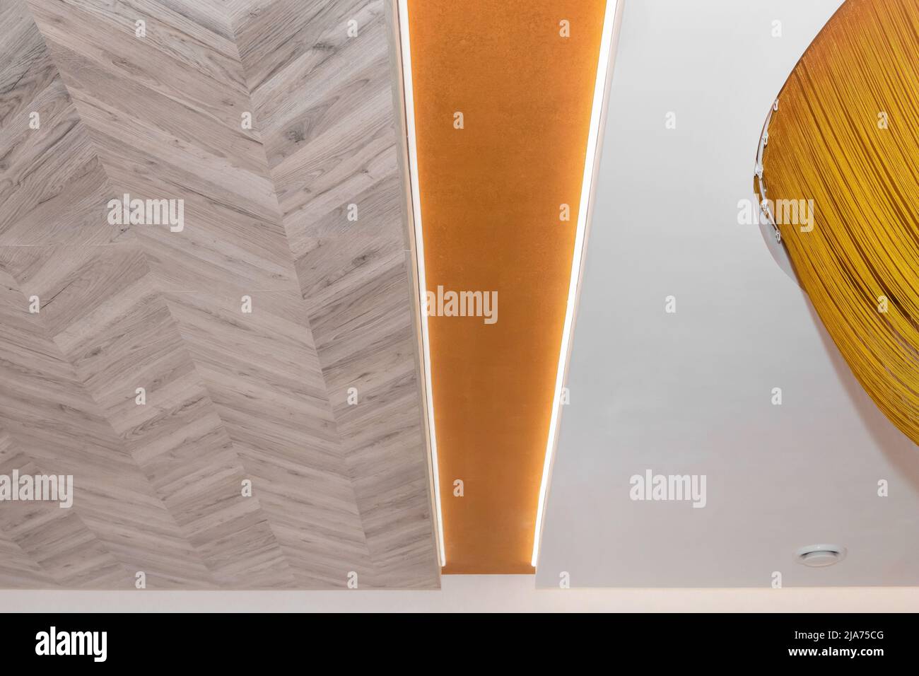 Holzlaminat Abstraktes Deckendesign Moderne Innenarchitektur Hintergrundstruktur mit LED Lineare Lichtdekoration. Stockfoto