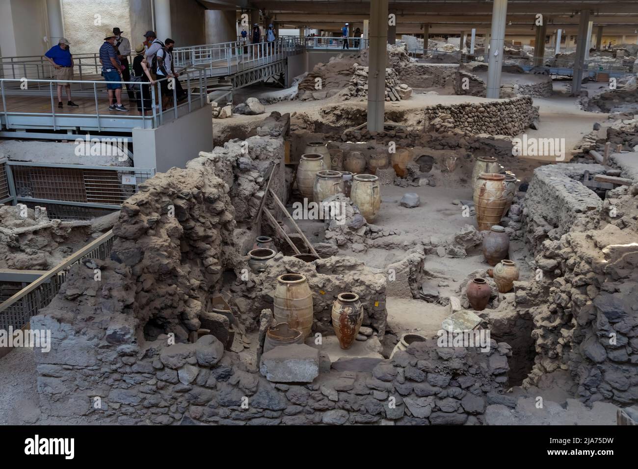 Eine Ausgrabungsstätte auf der Insel Santorini gräbt eine antike Stadt, die von einem Vulkanausbruch begraben wurde Stockfoto