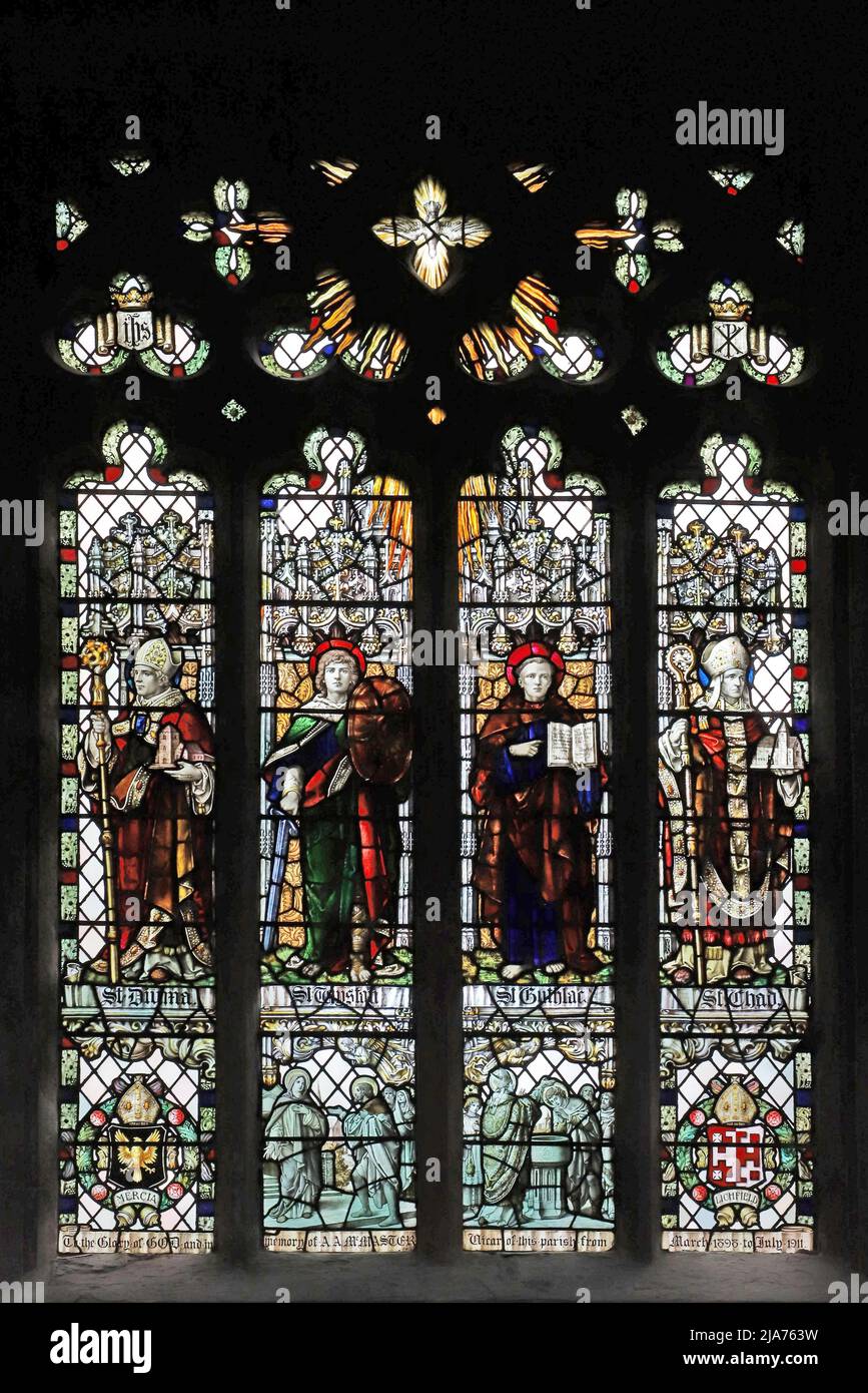 Ein Buntglasfenster, das die Heiligen Diuma, Wystan, Guthlac und Tschad, die St. Wystan's Church, Repton, Derbyshire Stockfoto