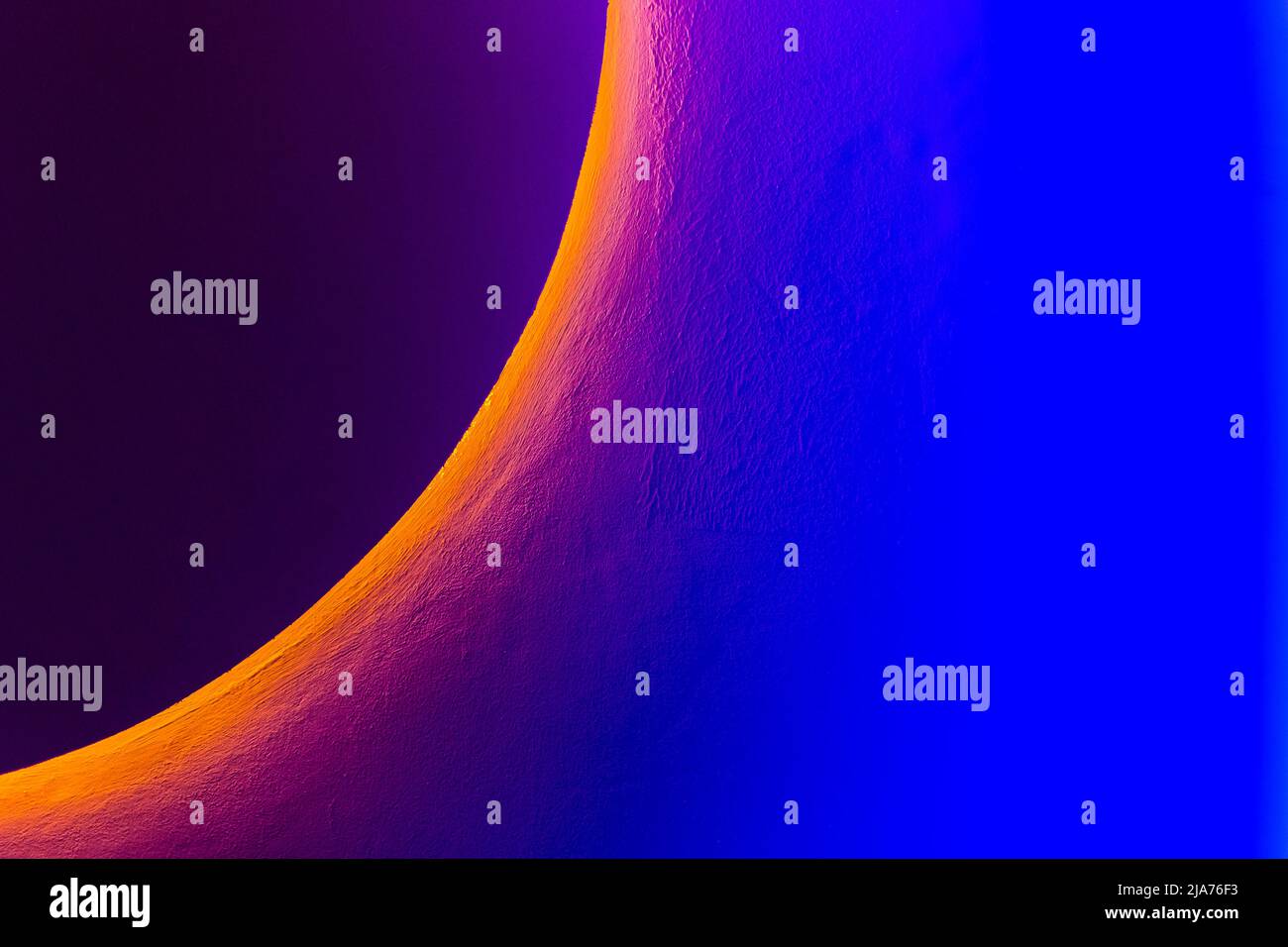 Hintergrund in der Dunkelheit mit einem Muster von Mond Probe Eclipse abstraktes Design moderne Innenwand mit blauen Neon-Licht Vorlage Nacht Hintergrund. Stockfoto
