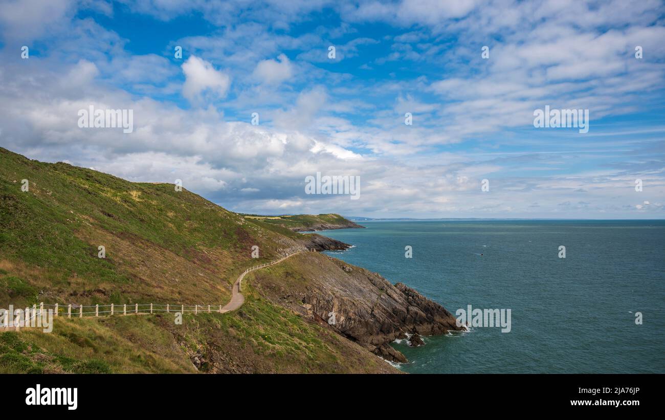 Der Welsh Coastal Path, der sich an einem sonnigen Frühlingstag um eine Landzunge auf der Halbinsel Gower schlängelt Stockfoto