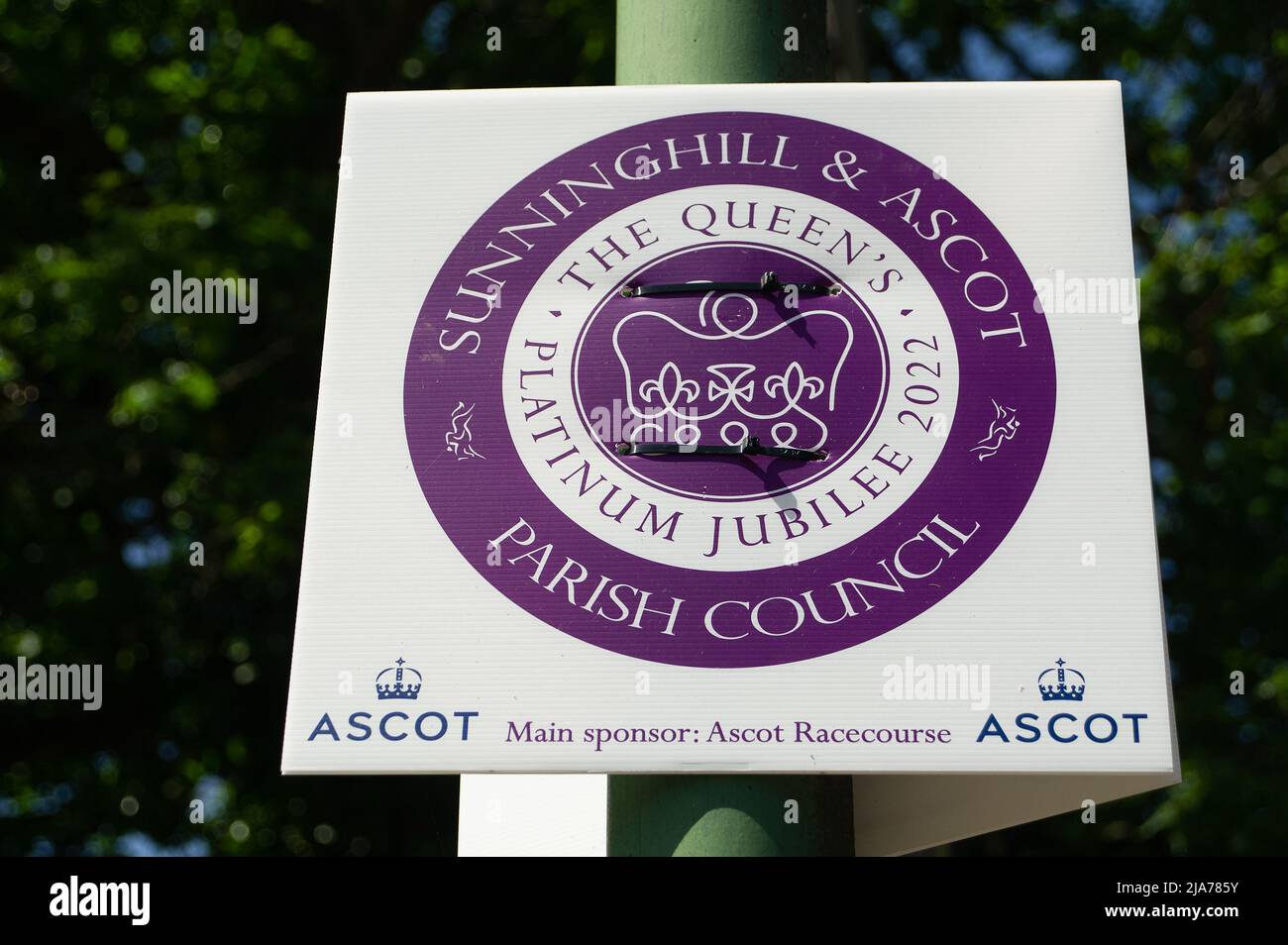 Ascot, Bergen, Großbritannien. 27.. Mai 2022. Schilder zur Feier des Platin-Jubiläums Ihrer Majestät der Königin wurden von Sunninghill und Ascot Parish Council auf Lampfosten entlang der Ascot High Street angebracht. Am 2.. Juni findet auf Sunninghill eine Platinum Party im Park statt. Quelle: Maureen McLean/Alamy Stockfoto