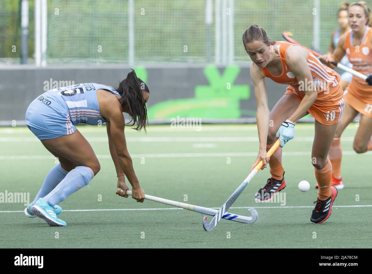 2022-05-28 12:38:48 NIJMEGEN - Felice Albers 9Ned) aus den Niederlanden gegen Jimena Cedres (ARG) aus Argentinien während des Pro League-Spiels auf dem Gelände des Hockeyclubs Union. ANP WILLEM VERNES niederlande Out - belgien Out Stockfoto