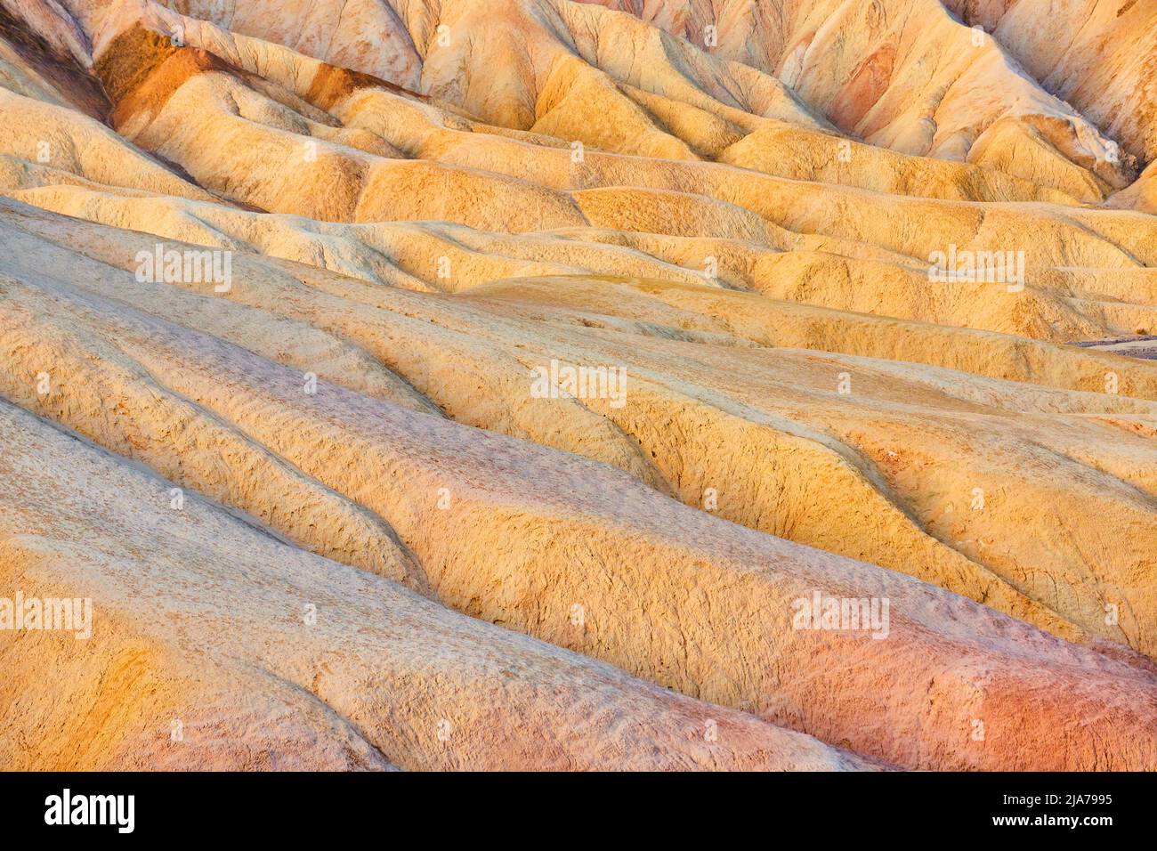 Detail von sandigen Farbkräuseln in den Wüstenbergen des Death Valley Stockfoto
