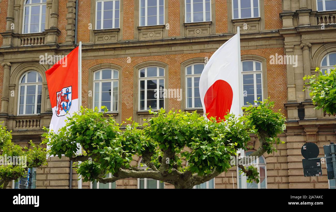 Flaggen der Stadt Düsseldorf und Japans beim Japan Day 2022. Der Japan Day ist ein Fest zur Feier der Freundschaft zwischen Japan und Düsseldorf. Stockfoto