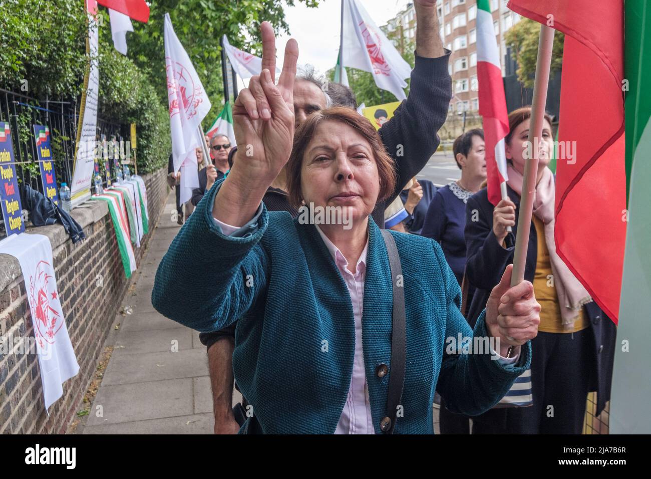 London, Großbritannien. 28. Mai 2022. Die anglo-iranische Gemeinschaft und die Anhänger des iranischen Widerstands (NCRI) protestieren vor der iranischen Botschaft in London gegen die anhaltenden regimefeindlichen Proteste im Iran. Die Proteste der Bevölkerung haben über die rasch steigenden Preise zugenommen, was zu einer Erhöhung der Renten und gegen die katastrophale Finanzpolitik des Iran führt, und die Iraner fordern weiterhin ein Ende der religiösen Diktatur. Trotz der Repression durch die Revolutionsgarden haben in Städten im ganzen Iran Proteste stattgefunden. Peter Marshall /Alamy Live News Stockfoto