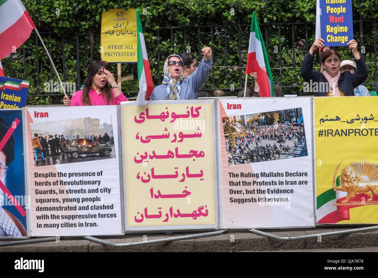 London, Großbritannien. 28. Mai 2022. Die anglo-iranische Gemeinschaft und die Anhänger des iranischen Widerstands (NCRI) protestieren vor der iranischen Botschaft in London gegen die anhaltenden regimefeindlichen Proteste im Iran. Die Proteste der Bevölkerung haben über die rasch steigenden Preise zugenommen, was zu einer Erhöhung der Renten und gegen die katastrophale Finanzpolitik des Iran führt, und die Iraner fordern weiterhin ein Ende der religiösen Diktatur. Trotz der Repression durch die Revolutionsgarden haben in Städten im ganzen Iran Proteste stattgefunden. Peter Marshall /Alamy Live News Stockfoto