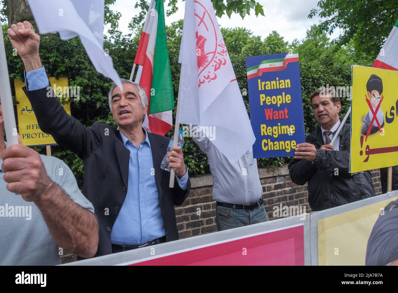 London, Großbritannien. 28. Mai 2022. Die anglo-iranische Gemeinschaft und die Anhänger des iranischen Widerstands (NCRI) protestieren vor der iranischen Botschaft in London gegen die anhaltenden regimefeindlichen Proteste im Iran. Die Proteste der Bevölkerung haben über die rasch steigenden Preise zugenommen, was zu einer Erhöhung der Renten und gegen die katastrophale Finanzpolitik des Iran führt, und die Iraner fordern weiterhin ein Ende der religiösen Diktatur. Trotz der Repression durch die Revolutionsgarden haben in Städten im ganzen Iran Proteste stattgefunden. Peter Marshall /Alamy Live News Stockfoto