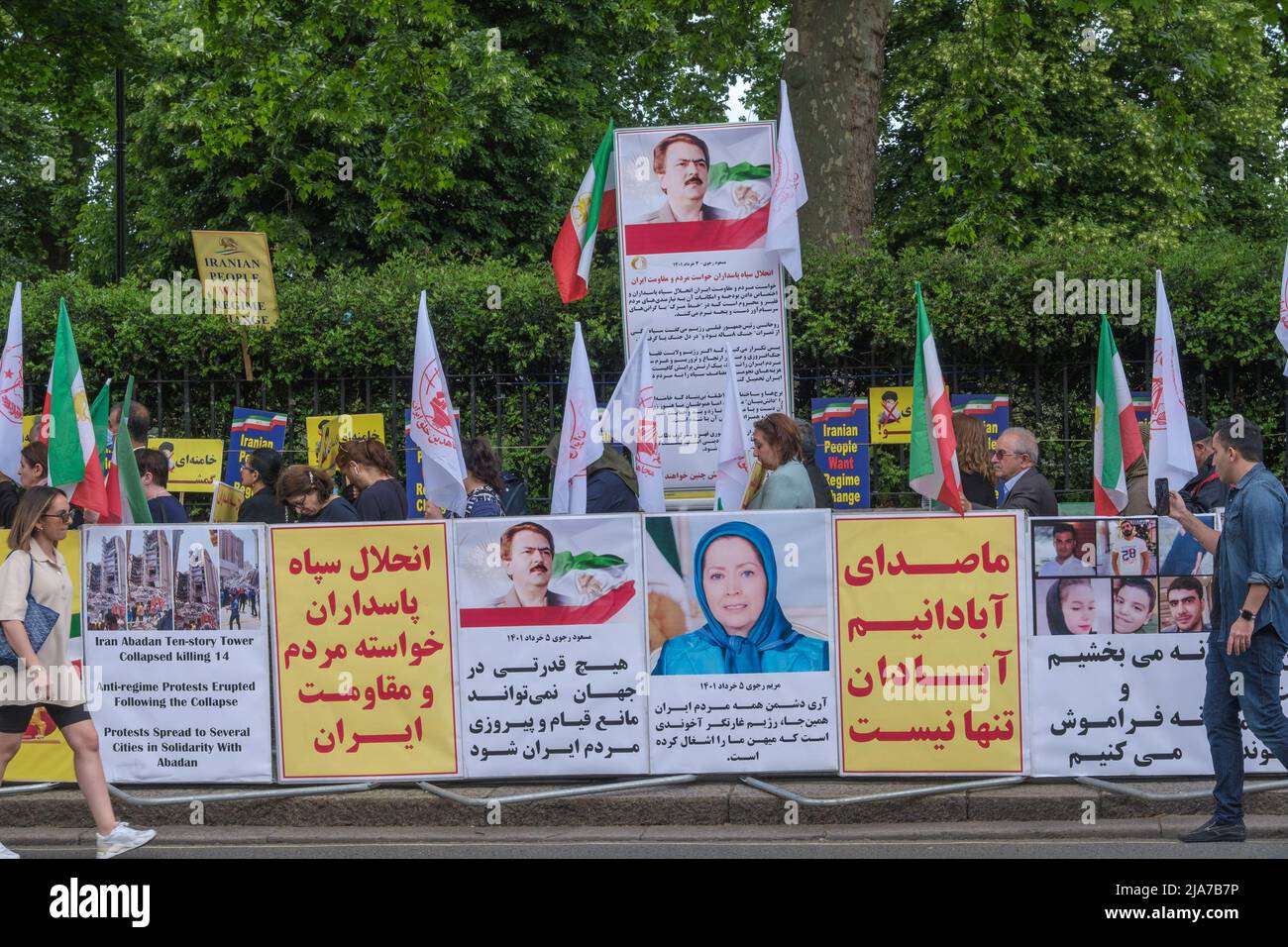 London, Großbritannien. 28. Mai 2022. Die anglo-iranische Gemeinschaft und die Anhänger des iranischen Widerstands (NCRI) protestieren vor der iranischen Botschaft in London gegen die anhaltenden regimefeindlichen Proteste im Iran. Die Proteste der Bevölkerung haben über die rasch steigenden Preise zugenommen, was zu einer Erhöhung der Renten und gegen die katastrophale Finanzpolitik des Iran führt, und die Iraner fordern weiterhin ein Ende der religiösen Diktatur. Trotz der Repression durch die Revolutionsgarden haben in Städten im ganzen Iran Proteste stattgefunden. Peter Marshall /Alamy Live News Stockfoto