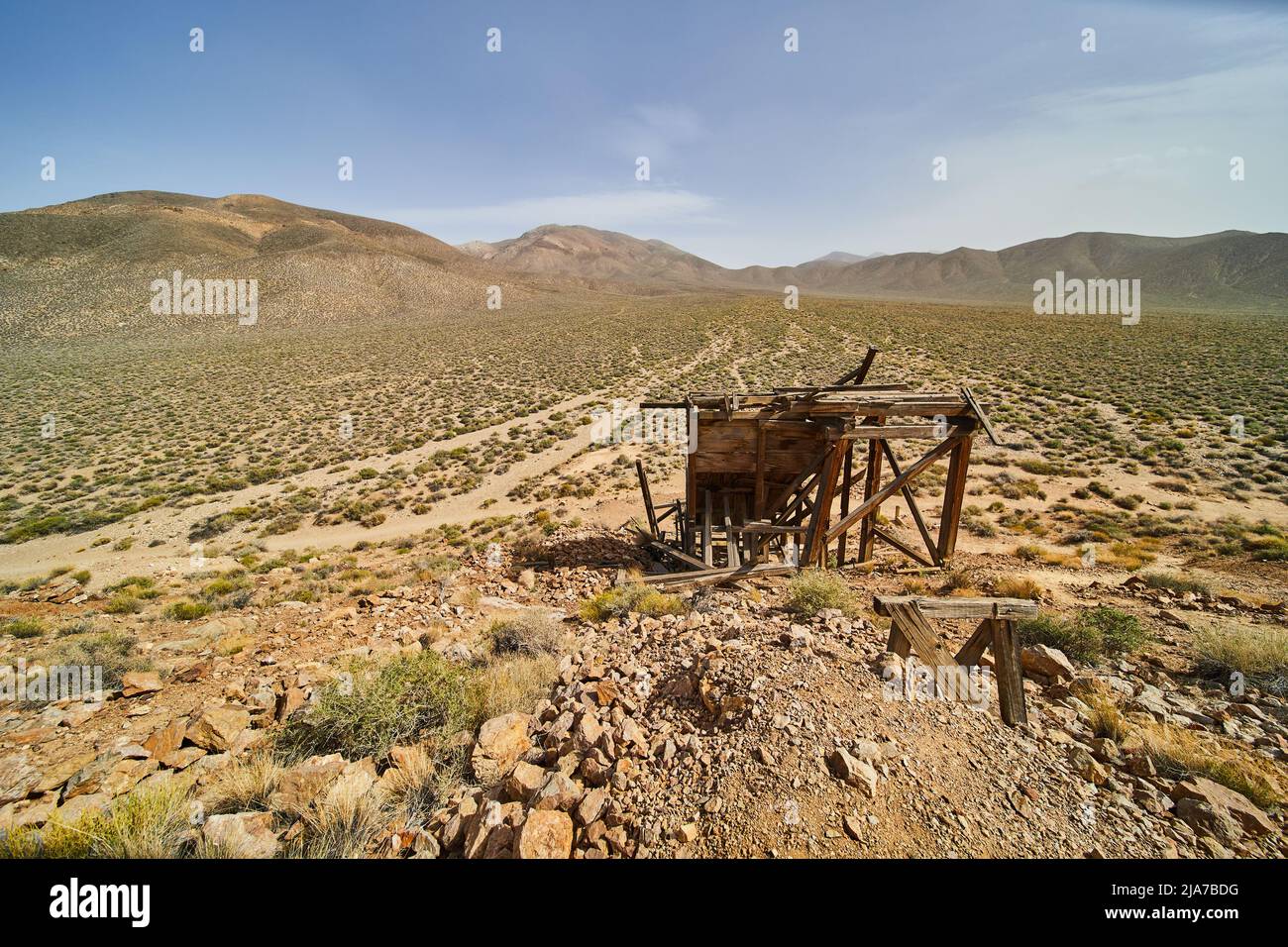 Wüste des Death Valley mit kaputten Bergbaugeräten von mir Stockfoto