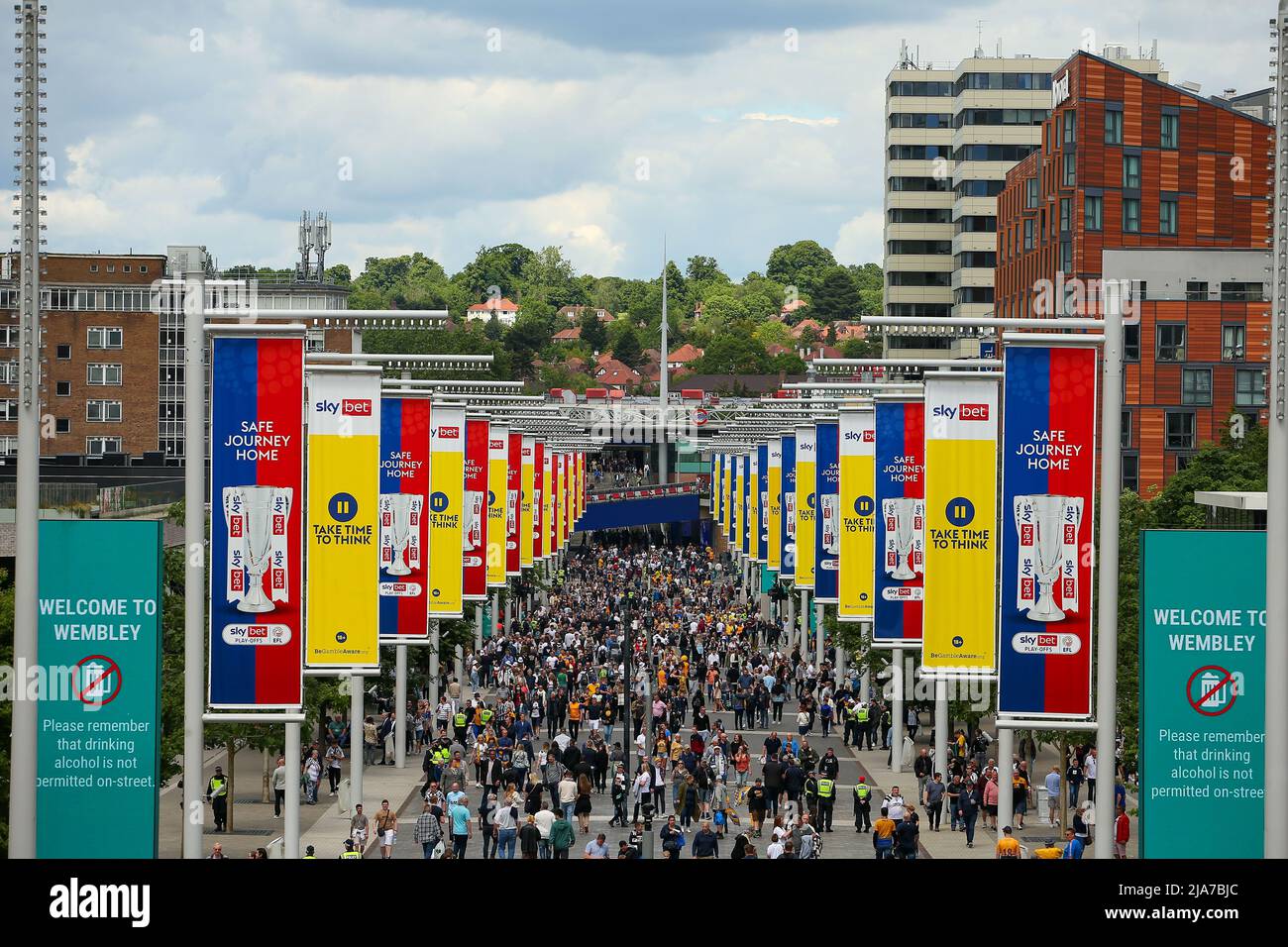 Wembley, London, Großbritannien. 28.. Mai 2022; Wembley Stadium, London, England, EFL League 2 Play-Off Finale, Mansfield Town gegen Port Vale: Blick von außen auf das Wembley Stadium, Richtung U-Bahnstation Wembley Park. Kredit: Aktion Plus Sport Bilder/Alamy Live Nachrichten Stockfoto