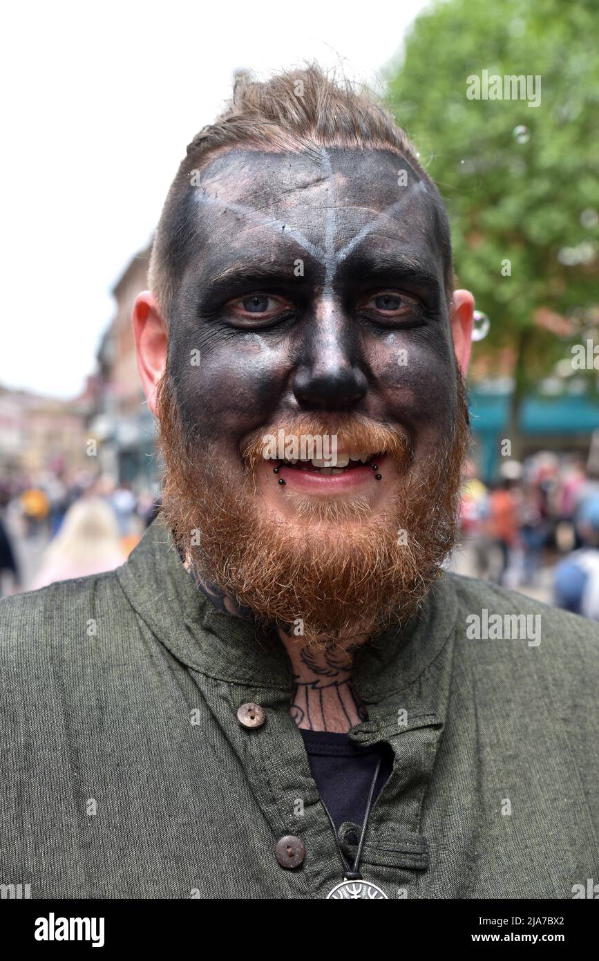 York, Yorkshire, Großbritannien. 28. Mai 2022. Menschen in York beim Jorvik Viking Festival 2022. Kredit: Matthew Chattle/Alamy Live Nachrichten Stockfoto