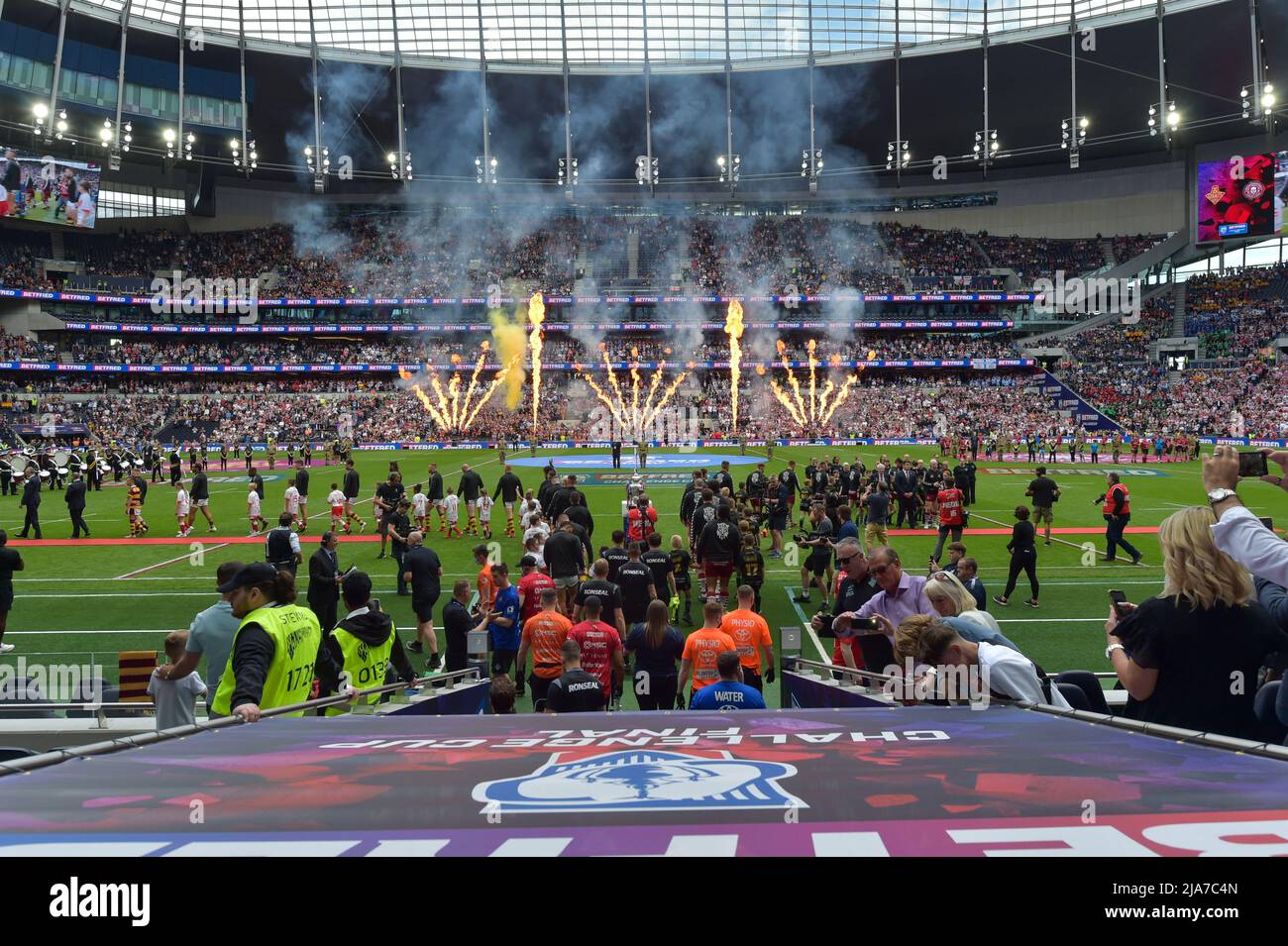 Tottenham Hotspors Stadium, London, Großbritannien. 28.. Mai 2022. Tottenham Hotspors Stadium, London, Großbritannien. 28.. Mai 2022. Die Spieler gehen vor dem Challenge Cup Finale 2022: Huddersfield Giants V Wigan Warriors Ort: Tottenham Hotspur Stadium, England Datum: Samstag, 28. Mai Kick-off: 15:00 BST Credit: Craig Cresswell/Alamy Live News Stockfoto