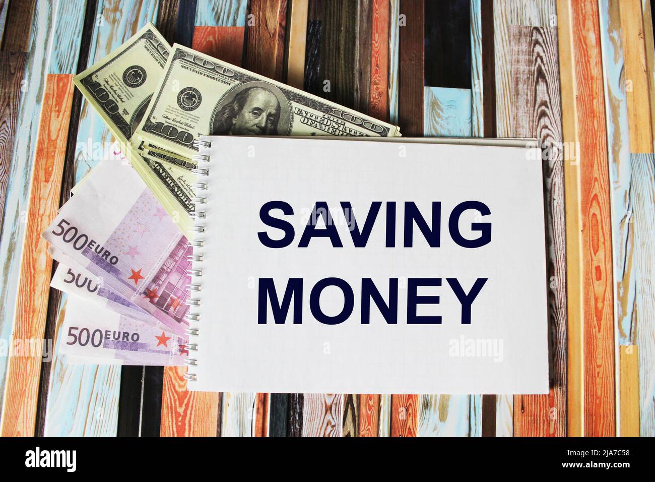Sparen Sie Geld auf Notizblock und Vintage-Hintergrund mit Dollar-und Euro-Banknoten Stockfoto