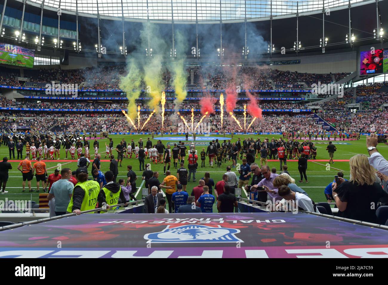 Tottenham Hotspors Stadium, London, Großbritannien. 28.. Mai 2022. Tottenham Hotspors Stadium, London, Großbritannien. 28.. Mai 2022. Die Spieler gehen vor dem Challenge Cup Finale 2022: Huddersfield Giants V Wigan Warriors Ort: Tottenham Hotspur Stadium, England Datum: Samstag, 28. Mai Kick-off: 15:00 BST Credit: Craig Cresswell/Alamy Live News Stockfoto