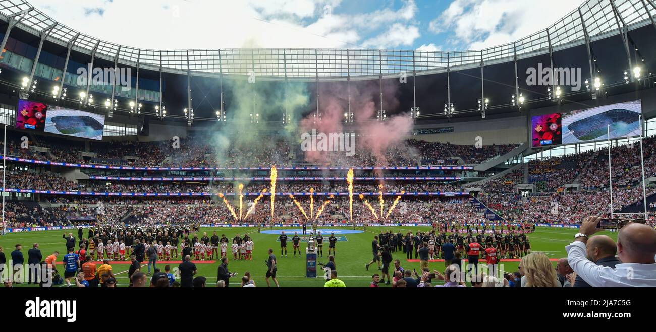 Tottenham Hotspors Stadium, London, Großbritannien. 28.. Mai 2022. Tottenham Hotspors Stadium, London, Großbritannien. 28.. Mai 2022. Die Spieler gehen vor dem Challenge Cup Finale 2022: Huddersfield Giants V Wigan Warriors Ort: Tottenham Hotspur Stadium, England Datum: Samstag, 28. Mai Kick-off: 15:00 BST Credit: Craig Cresswell/Alamy Live News Stockfoto
