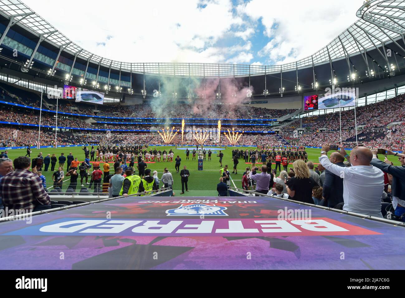 Tottenham Hotspors Stadium, London, Großbritannien. 28.. Mai 2022. Tottenham Hotspors Stadium, London, Großbritannien. 28.. Mai 2022. Die Spieler gehen vor dem Challenge Cup Finale 2022: Huddersfield Giants V Wigan Warriors Ort: Tottenham Hotspur Stadium, England Datum: Samstag, 28. Mai Kick-off: 15:00 BST Credit: Craig Cresswell/Alamy Live News Stockfoto
