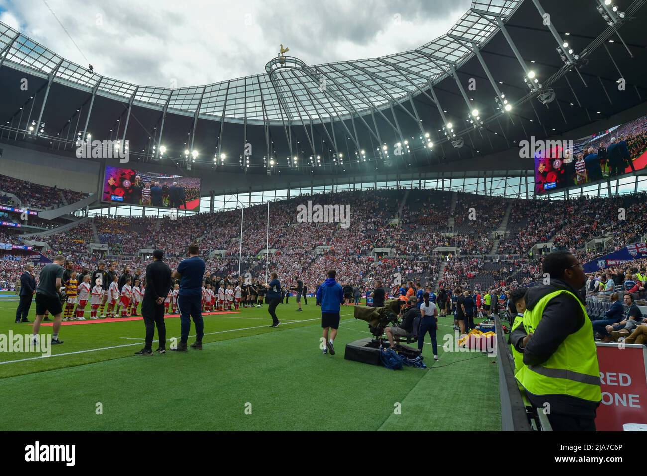 Tottenham Hotspors Stadium, London, Großbritannien. 28.. Mai 2022. Tottenham Hotspors Stadium, London, Großbritannien. 28.. Mai 2022. Die Spieler gehen vor dem Challenge Cup Finale 2022: Huddersfield Giants V Wigan Warriors Ort: Tottenham Hotspur Stadium, England Datum: Samstag, 28. Mai Kick-off: 15:00 BST Credit: Craig Cresswell/Alamy Live News Stockfoto
