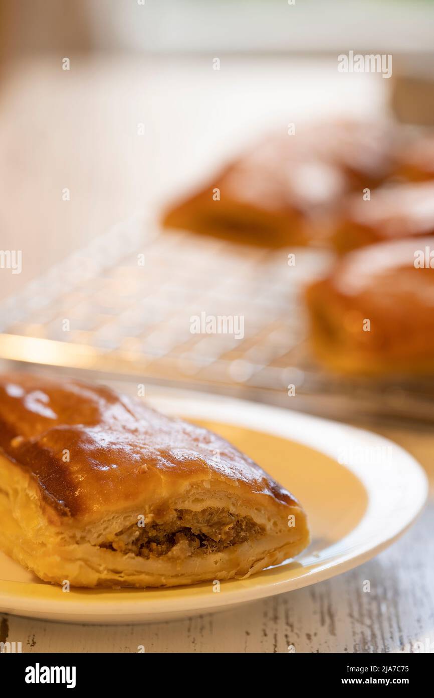 Ein Wurstbrötchen oder saucijzenbroodje ein traditioneller holländischer herzhafter Blätterteig Gebäck mit Fleisch als Snack Stockfoto