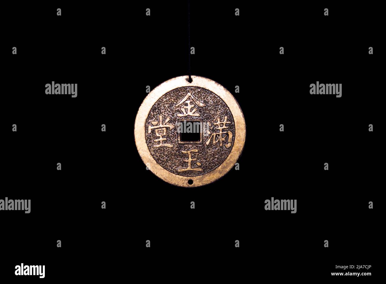 Münze Talisman von feng Shui auf einem schwarzen Hintergrund Nahaufnahme. Stockfoto