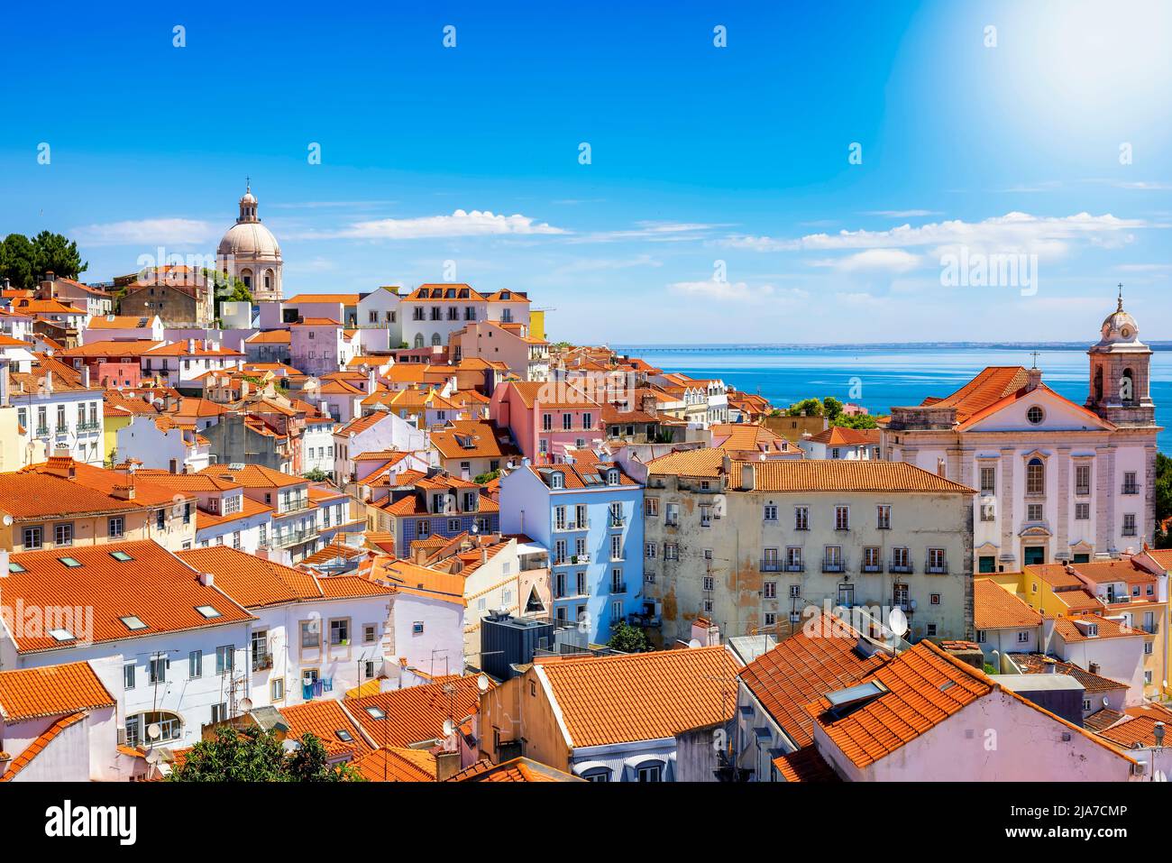 Die wunderschöne Skyline von Lissabon mit roten, farbenfrohen Häusern im Viertel Alfama Stockfoto