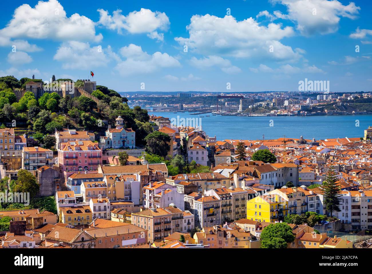 Das Stadtbild von Lissabon mit der Burg Sao Jorge und den roten Dächern des Viertels Alfama Stockfoto