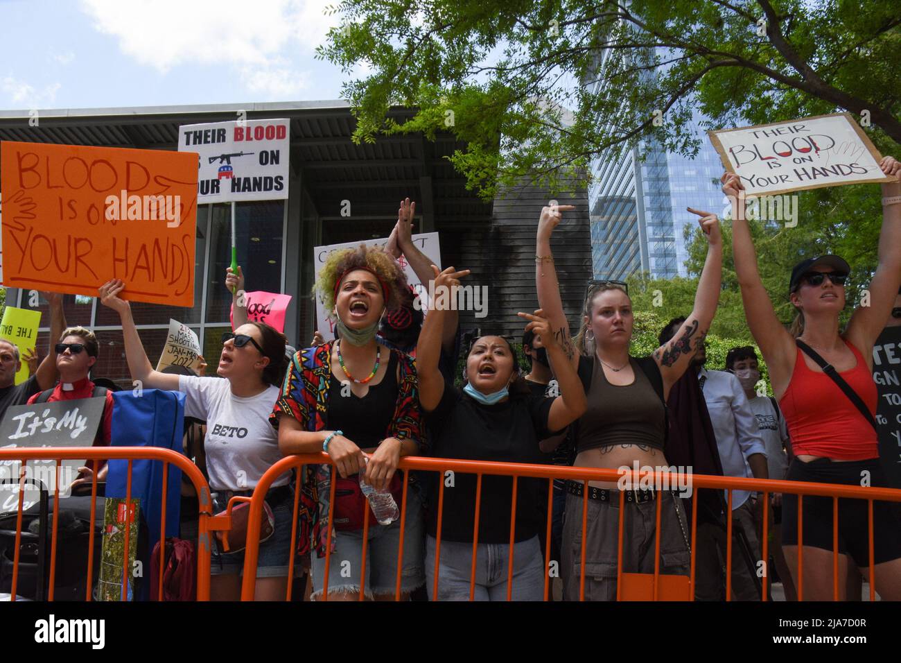 Houston, Usa. 28.. Mai 2022. Demonstranten versammeln sich am Freitag, den 27. Mai 2022, auf der Jahrestagung der NRA im George R. Brown Convention Center in Houston, Texas. Die National Rifle Association hält ihre jährliche Sitzung ab, trotz der Massenschießerei am Dienstag, bei der 19 Kinder und zwei Erwachsene an einer Grundschule in Uvalde, Texas, starben. Foto von Jon Farina/UPI Credit: UPI/Alamy Live News Stockfoto