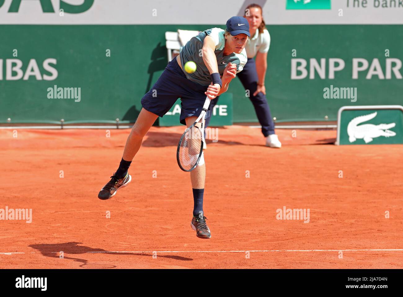 28.. Mai 2022; Roland Garros, Paris, Frankreich: French Open Tennisturnier: Jannik SINNER (ITA) bedient Mackenzie McDonald (USA) Stockfoto